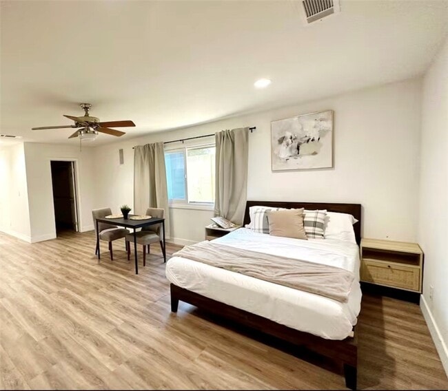 Building Photo - 425 Lewis Pl