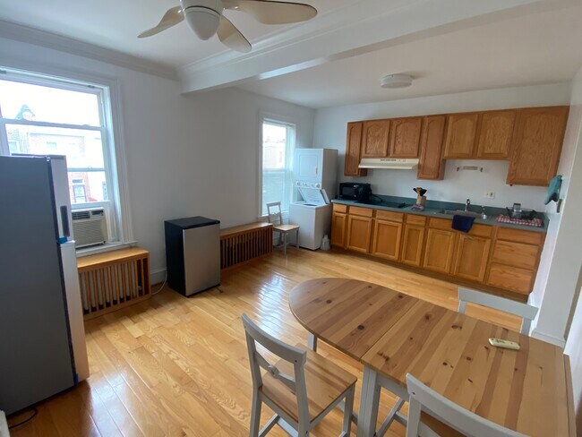 Eat-in Kitchen - 106 Quincy Plz NE