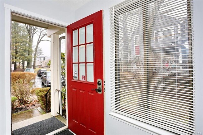 Building Photo - 161 Treetop Cir