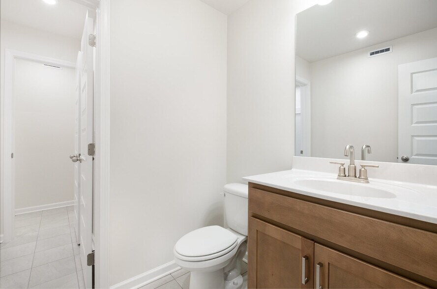 Building Photo - 605 Club View Way