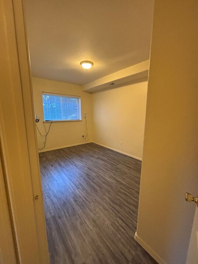 Building Photo - 726-728 E Spokane Ave