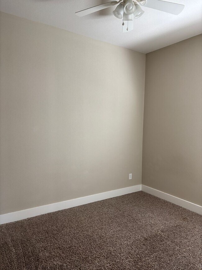 Building Photo - 2/2 Townhomes in Great Sherman Location! FREE MONTH Plus Three Discounted Months!