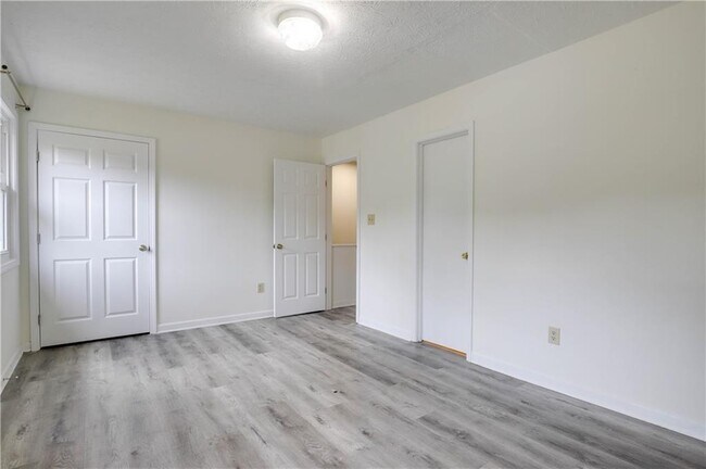 Building Photo - 304 Lexington Dr