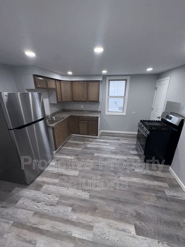 Building Photo - 461 Madison St