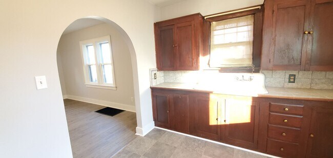 Building Photo - Cute 2 Bedroom 1 Bath Home