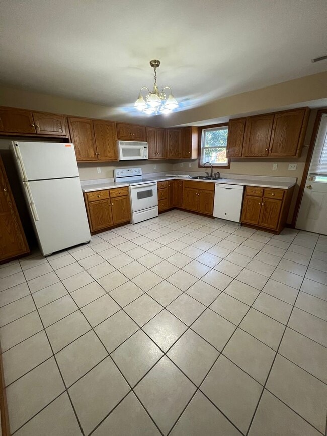 Building Photo - Move in ready 2 bedroom 1.5 bath Chatham Townhouse