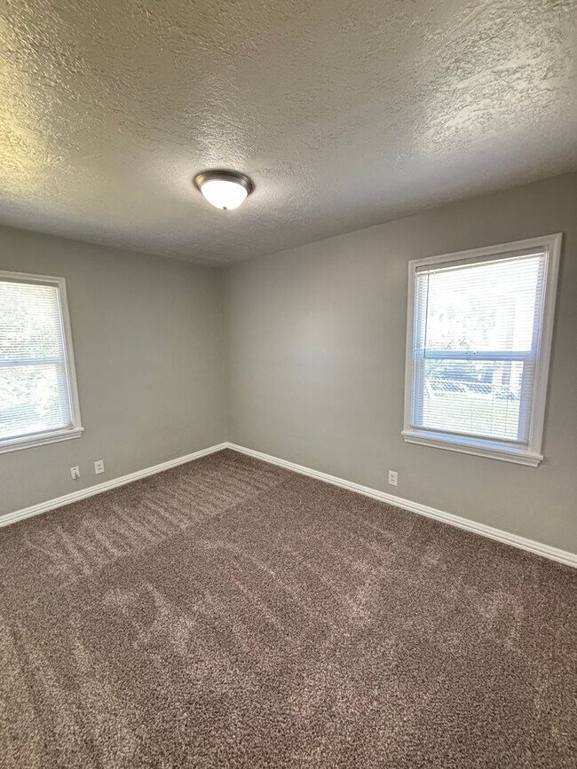 Building Photo - August Rent Free! 5 Bed 2 Bath Single Fami...