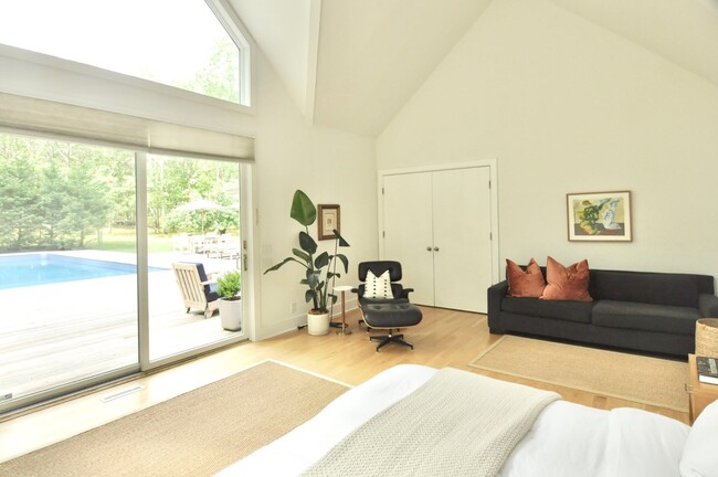 Building Photo - Seasonal Rental : EH Contemporary with Pool & Private Tennis