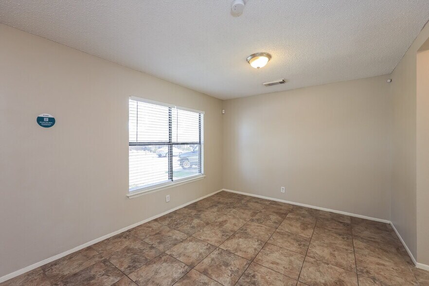 Building Photo - 3191 Beacon Field Dr
