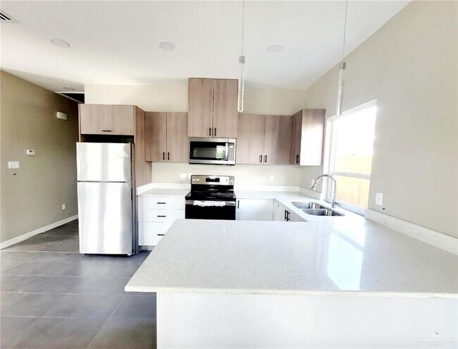 Building Photo - 12 Frio Ave