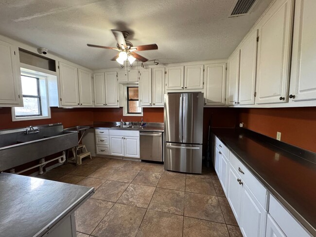 Building Photo - Spacious (Almost 3,000 sq ft) 6 Bedroom, 3 Bath Furnished Home – Live Oak, FL