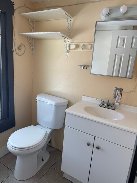 Building Photo - 27 Lilac St