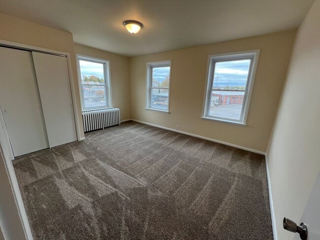 Building Photo - 955 E Main St