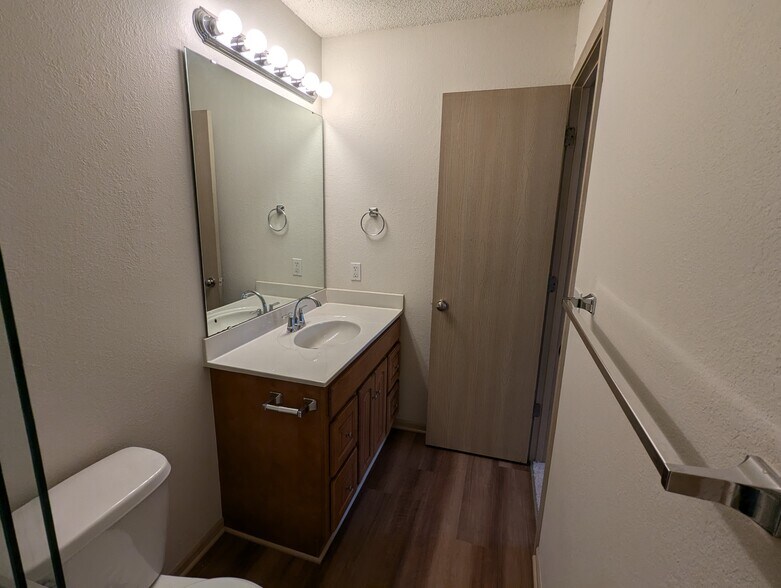 Master bath - 205 W Nicholas Dr