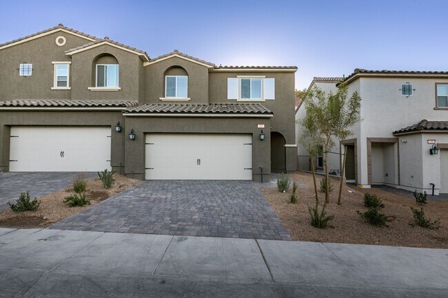 Building Photo - GORGEOUS TOWNHOME*UPGRADED*ALL APPLIANCES*...