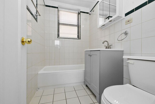 Building Photo - Two Bedroom Unit in South Shore