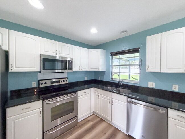 Building Photo - 3 Bed | 2 Bath | 1,200 Sq Ft Single-Family Home  RENT NOW WITH ZERO DEPOSIT on a 12-month lease!
