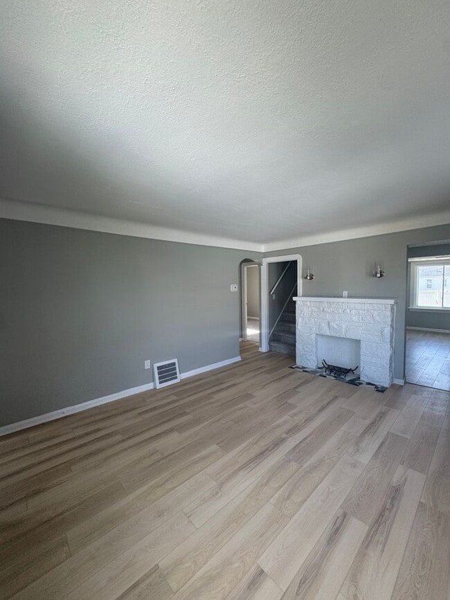 Building Photo - Newly Renovated 3 Bedroom Home