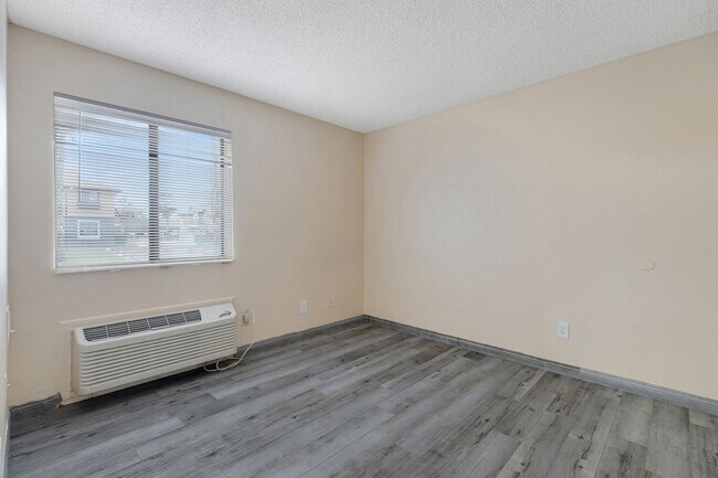 Building Photo - Spacious Studio On The First Floor!