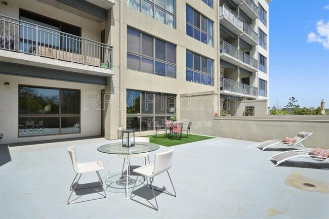 Building Photo - 563 Memorial Dr SE