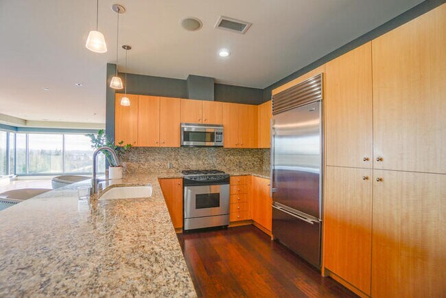 Building Photo - BEAUTIFUL TWO BEDROOM CONDO DOWNTOWN VANCOUVER