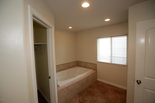 Building Photo - 526 Houston Dr