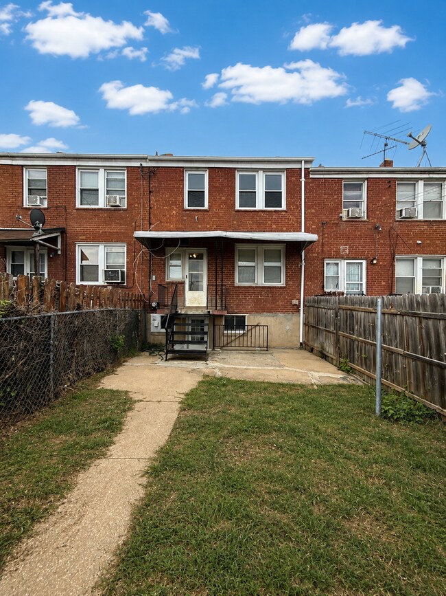 Building Photo - 3527 Parklawn Ave