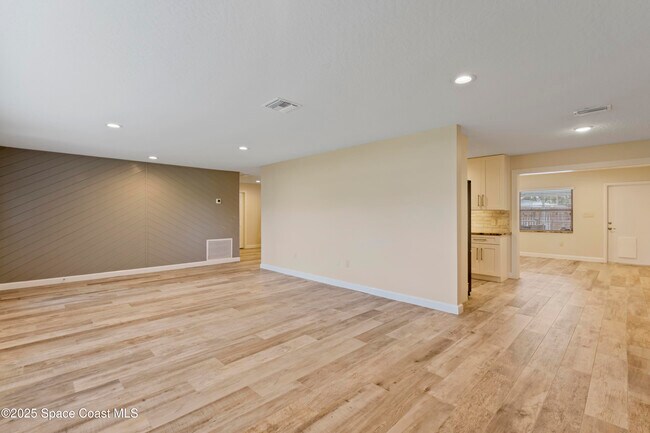 Building Photo - 215 S Robert Way