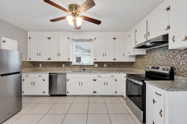 Building Photo - Cozy 3 bedroom home with large yard!