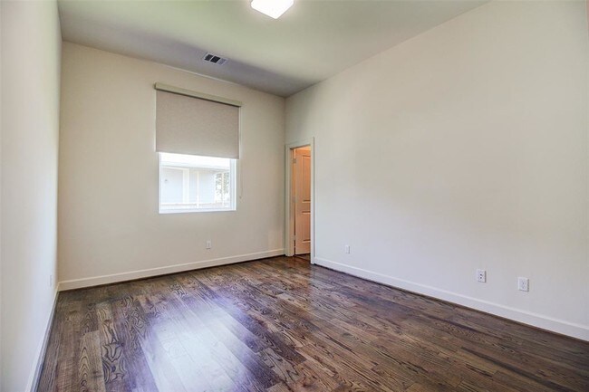 Building Photo - 2210 Hutchins St