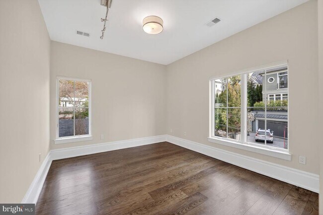 Building Photo - 4964 Eskridge Terrace NW