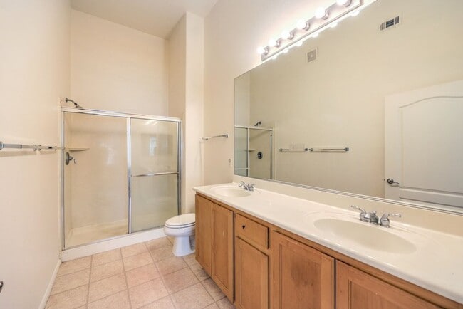 Building Photo - Lovely 3-Br Condo in a Guard Gated Community in the Southwest Area