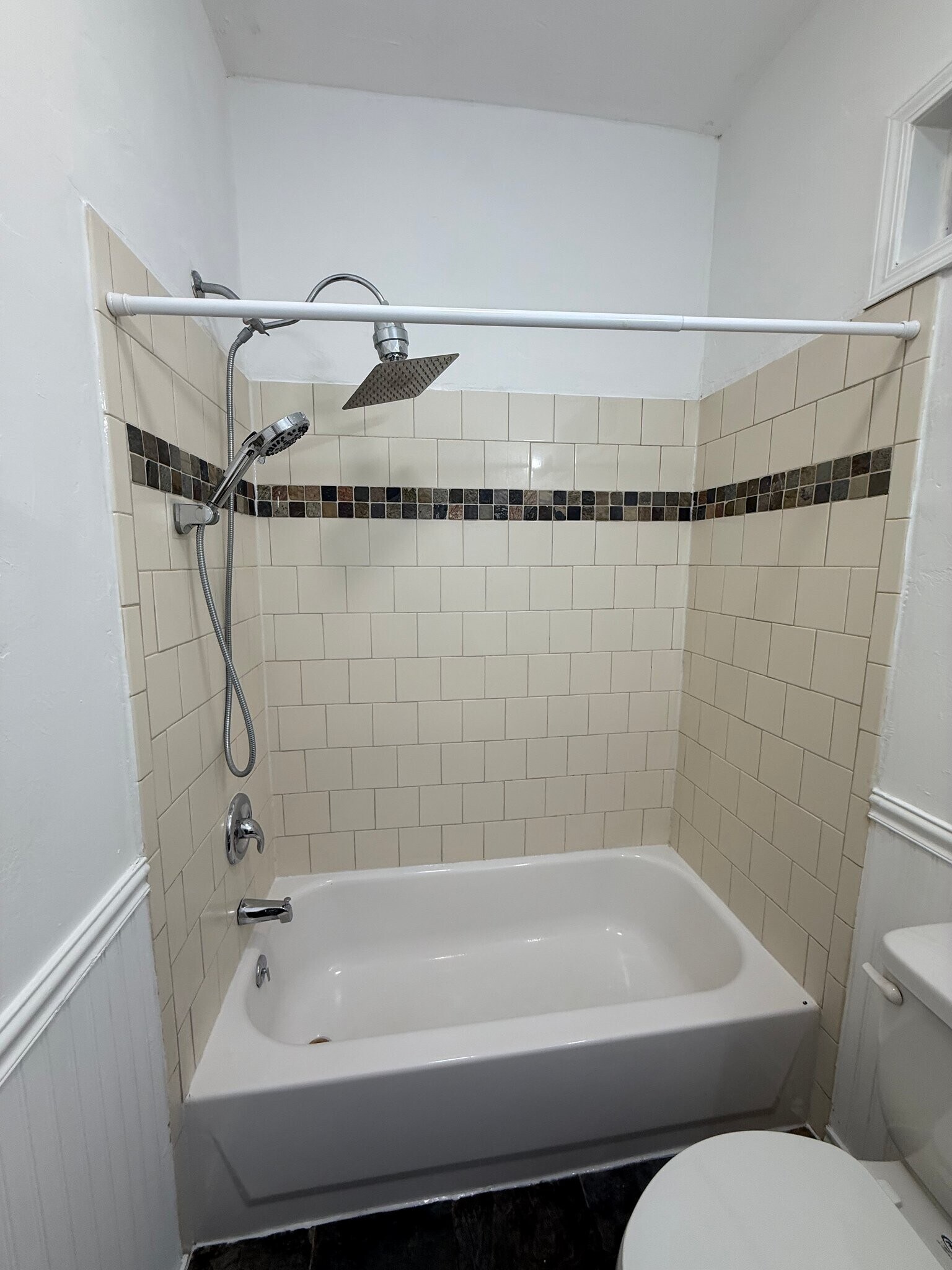 Building Photo - 308 E Callender St