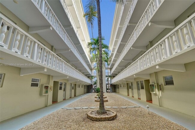 Building Photo - 330 SE 2nd St