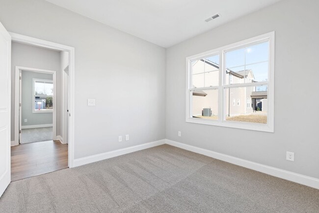 Building Photo - Bright & Spacious 3BR Home w/ 3-Car Garage...