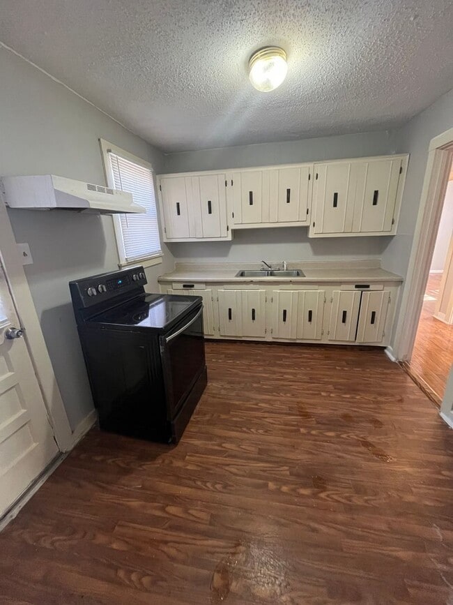 Building Photo - Beautiful House in quite neighborhood