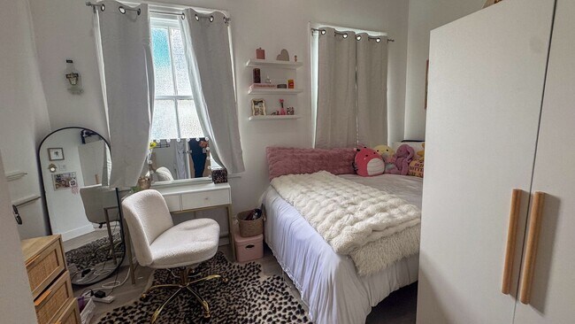 Building Photo - Oak Street 3 Bedroom - Half Block From Campus! Text (510)-631-1171 for more info!