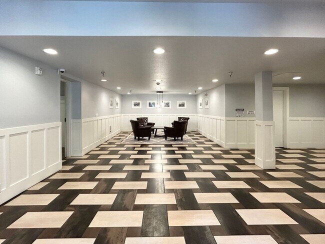 Building Photo - Top Floor Vintage 1 Bed, 1 Bath Condo!