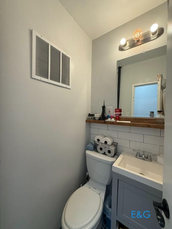 Building Photo - Top Level 3 BR Townhouse Custom Apt.  with...