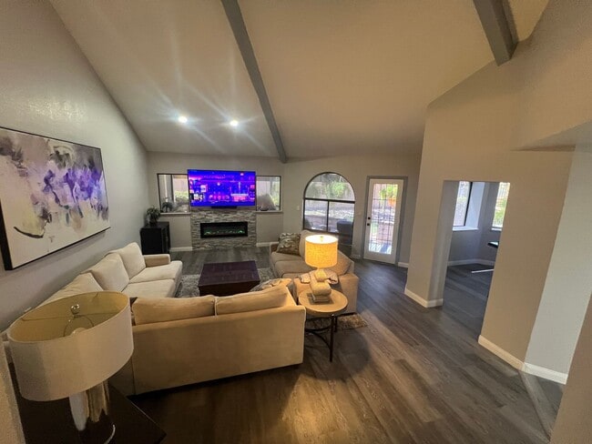 Building Photo - A Fabulous 2 Bedroom Single story Townhome Close to UNLV and Airport