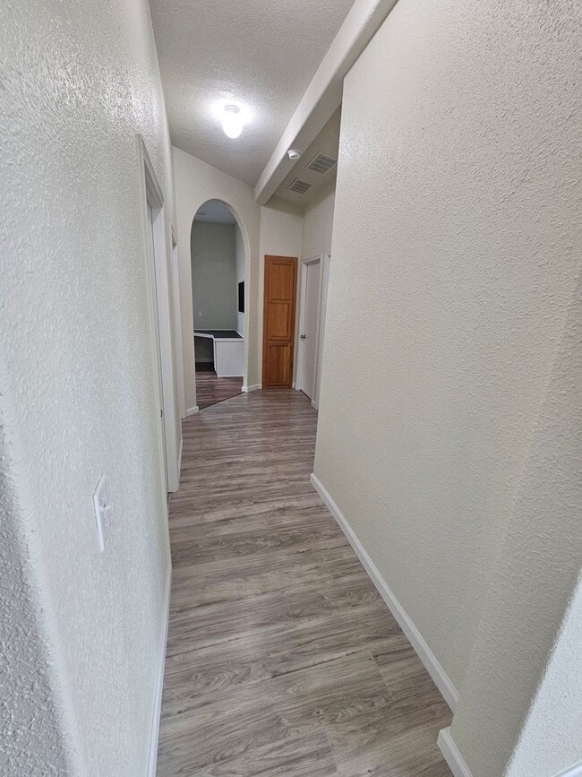 Building Photo - Spacious Home on 5 Acres For Rent!