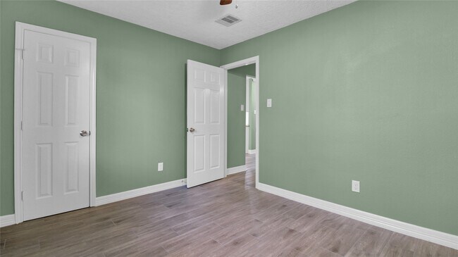 Building Photo - 11110 Holly Hill Ln