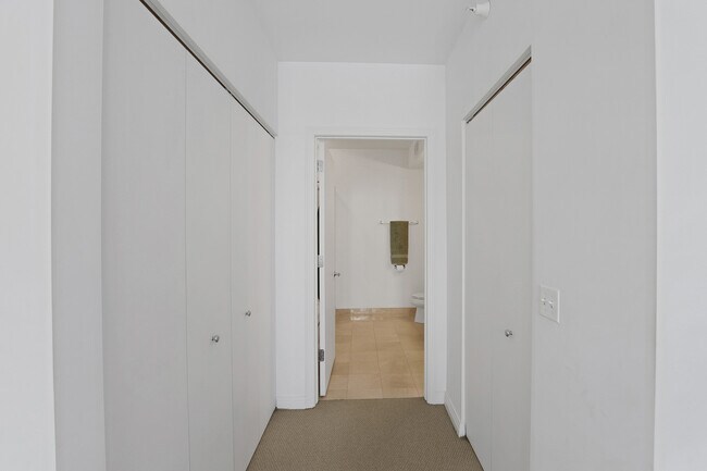 Building Photo - 565 W Quincy St