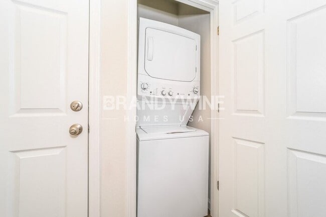 Building Photo - COMING SOON! APPLY NOW! 3BED 2.5BATH