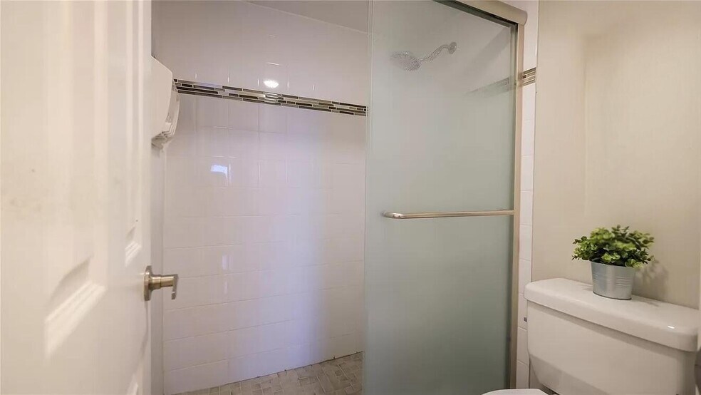 Building Photo - 401 Golden Isles Dr