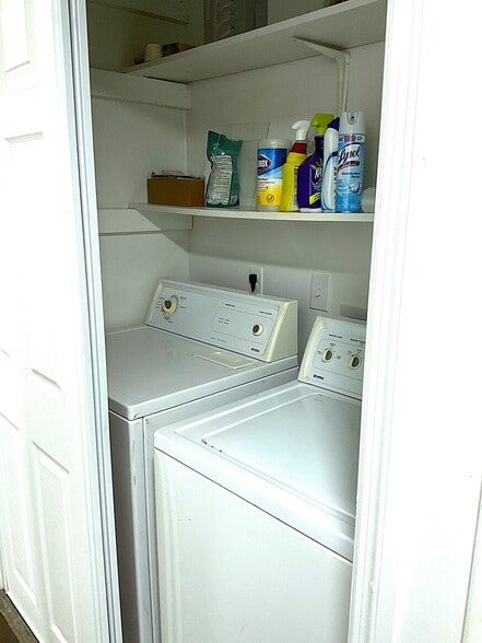 Laundry closet bath-1 - 1001 Woodland Vlg