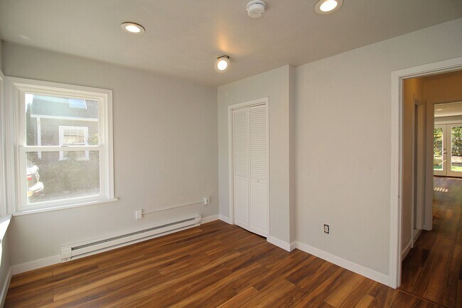 Building Photo - 805 NW Angeline Ave