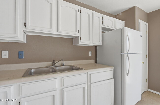 Building Photo - 3413 Yellow Rose St