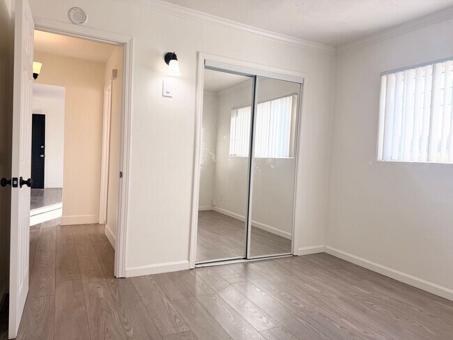 Building Photo - Bright 2 bed 1 bath in Pacific Beach