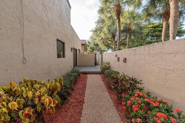 Building Photo - 6876 Palmar Ct